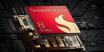 یک تصویر تبلیغاتی از تراشه Snapdragon 8 Elite Gen 5 (به رنگ قرمز و طلایی) که روی یک ماژول چیپست قرار گرفته است.