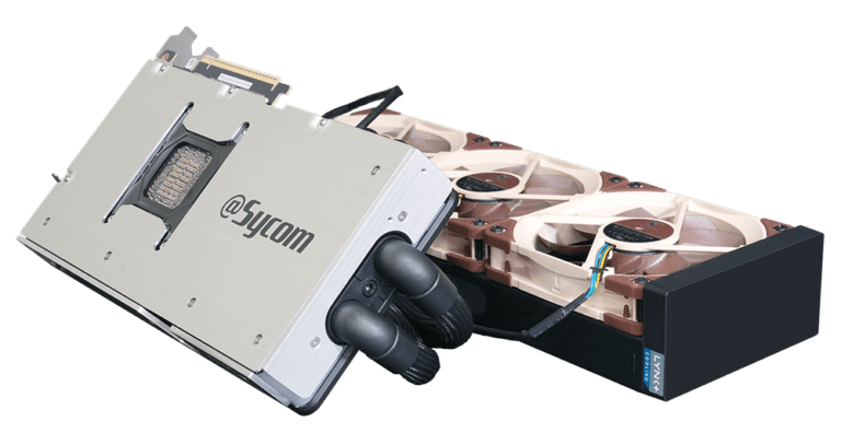 نمای کلی کارت گرافیک Sycom GeForce RTX 5090 Hydro LC Plus (با واتر بلاک نقره‌ای) که در جلوی رادیاتور با سه فن Noctua قهوه‌ای رنگ قرار دارد.