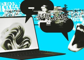 یک لپ‌تاپ که صفحه نمایش ویندوز ۱۱ آن باز است، با حباب‌های گفتاری دیجیتالی خراب شده (glitched) و یک دهان باز در کنار آن که نمادی از تجربه ضعیف یا سردرگمی در استفاده از هوش مصنوعی Copilot است.