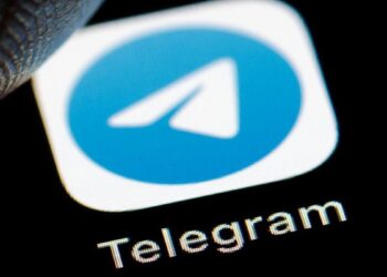 نمای نزدیک از آیکون برنامه تلگرام بر روی صفحه گوشی هوشمند.