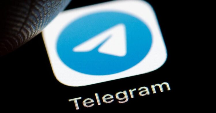 نمای نزدیک از آیکون برنامه تلگرام بر روی صفحه گوشی هوشمند.