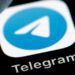 نمای نزدیک از آیکون برنامه تلگرام بر روی صفحه گوشی هوشمند.