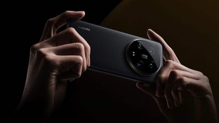 نمای پشت گوشی Xiaomi با بافت چرمی سیاه و ماژول دوربین بزرگ دایره‌ای Leica، که توسط دو دست در حالت افقی نگه داشته شده است.