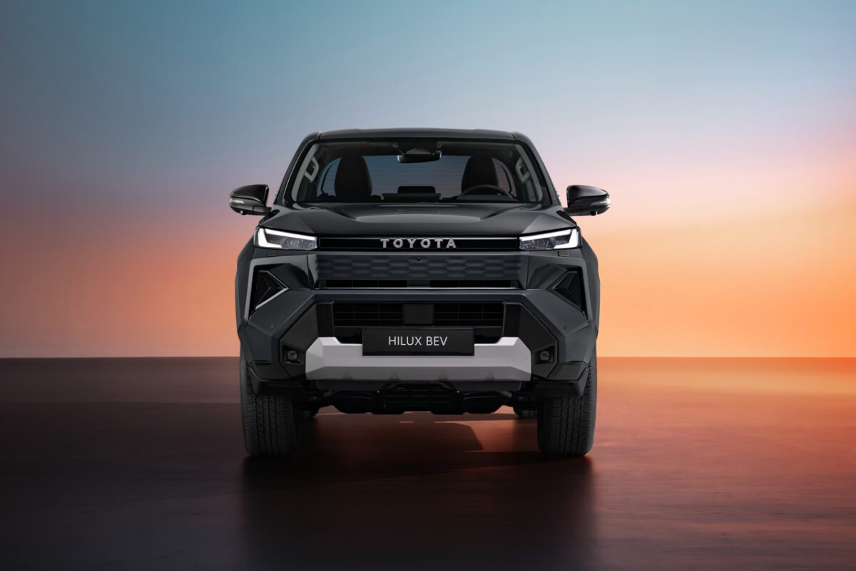 نمای جلوی تویوتا هایلوکس برقی مدل ۲۰۲۶