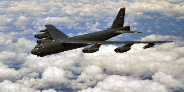تست بمبافکن غولپیکر B-52 با مدرنترین موشک کروز هستهای آمریکا