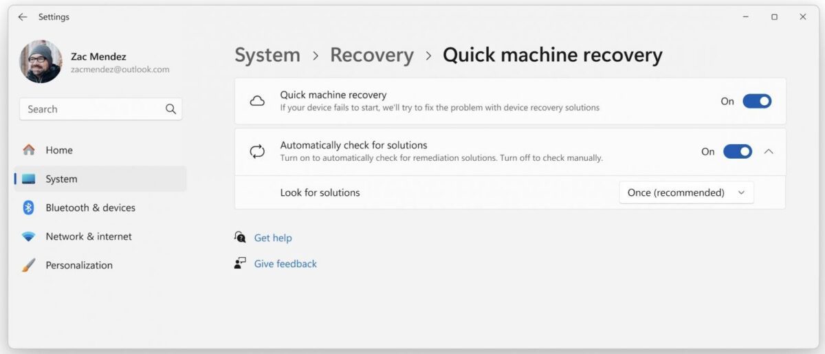 قابلیت Quick Machine Recovery نخستینبار در نوامبر ۲۰۲۴ و به عنوان بخشی از برنامه "Windows Resiliency Initiative" در کنفرانس Ignite 2024 معرفی شد. این اقدام در پاسخ به اختلال گسترده ماه ژوئیه همان سال بود که بر اثر بهروزرسانی معیوب نرمافزار CrowdStrike Falcon، صدها هزار دستگاه ویندوزی در سراسر جهان از کار افتادند.