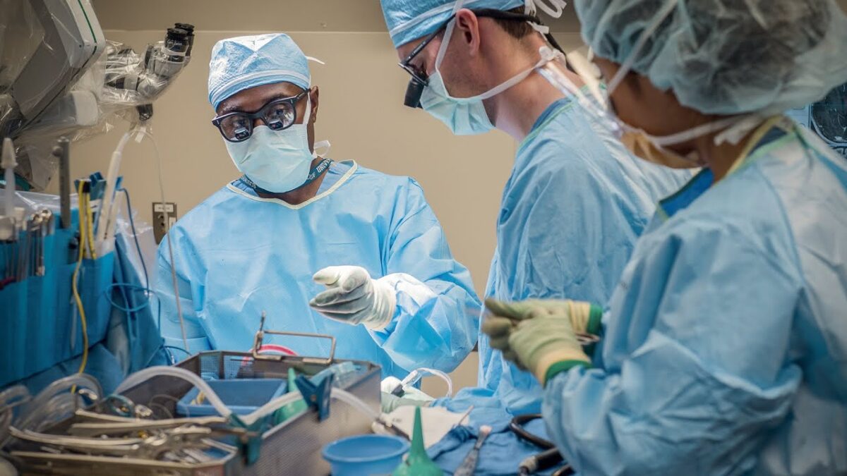 چند پزشک درحال جراحی رباتیک
