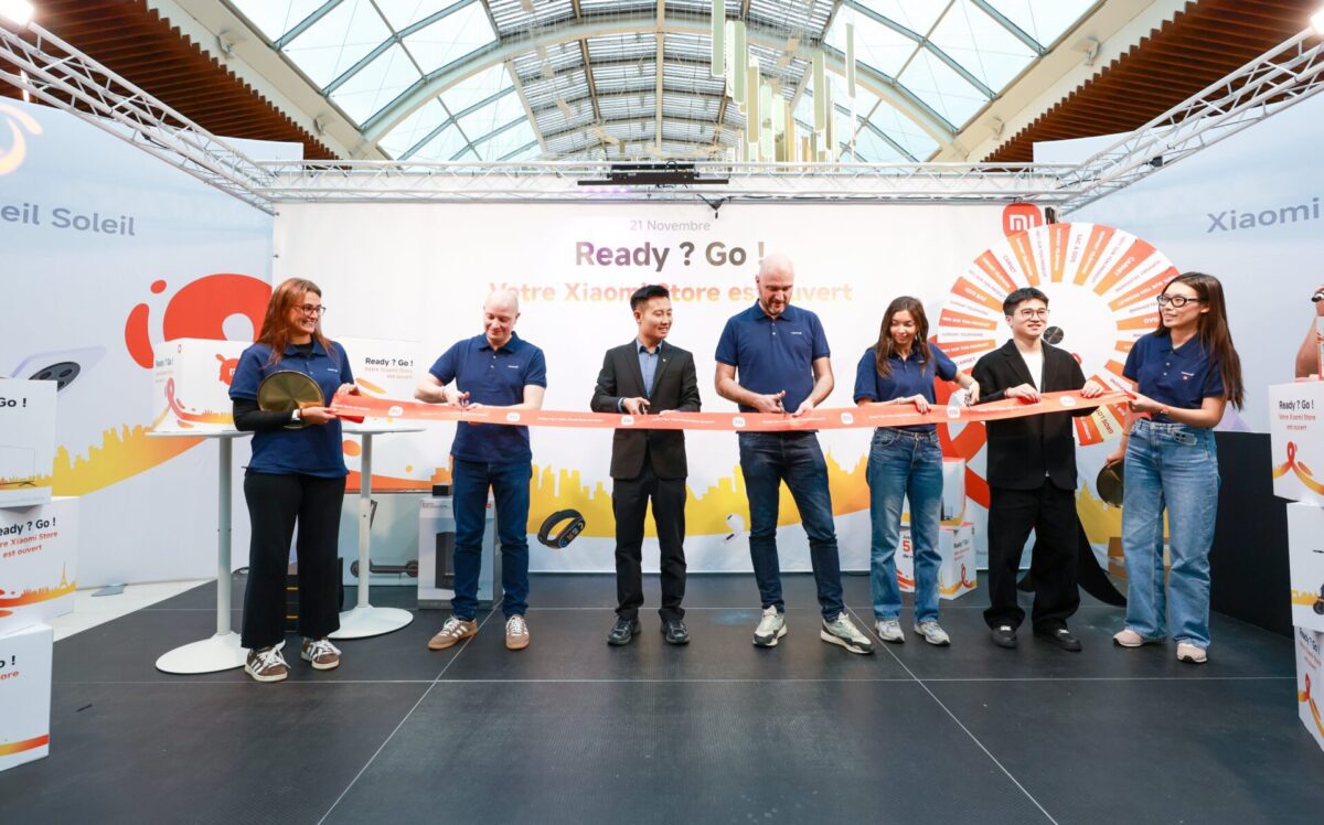 مراسم افتتاحیه فروشگاه Xiaomi Store Créteil Soleil در فرانسه، که تیمی از افراد در حال بریدن روبان قرمز هستند.