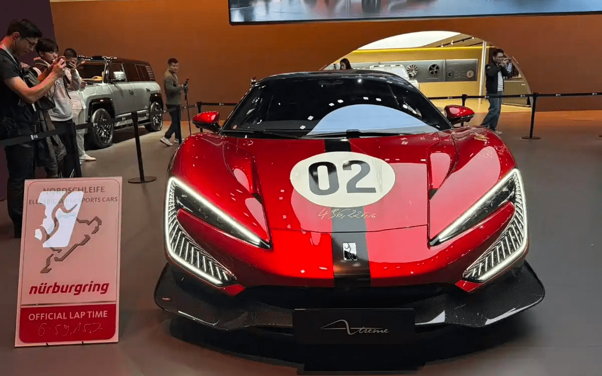 ابرخودرو Yangwang U9 Xtreme قرمز با شماره ۰۲ از نمای سهربع جلو در سالن نمایشگاهی Auto Guangzhou.