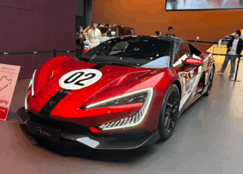 ابرخودرو Yangwang U9 Xtreme قرمز با شماره ۰۲ از نمای سه‌ربع جلو در سالن نمایشگاهی Auto Guangzhou.