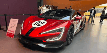 ابرخودرو Yangwang U9 Xtreme قرمز با شماره ۰۲ از نمای سه‌ربع جلو در سالن نمایشگاهی Auto Guangzhou.