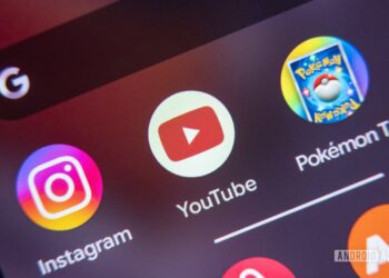 لوگوهای برنامه YouTube، Instagram و Pokemon TCG Live روی صفحه اصلی یک گوشی هوشمند.