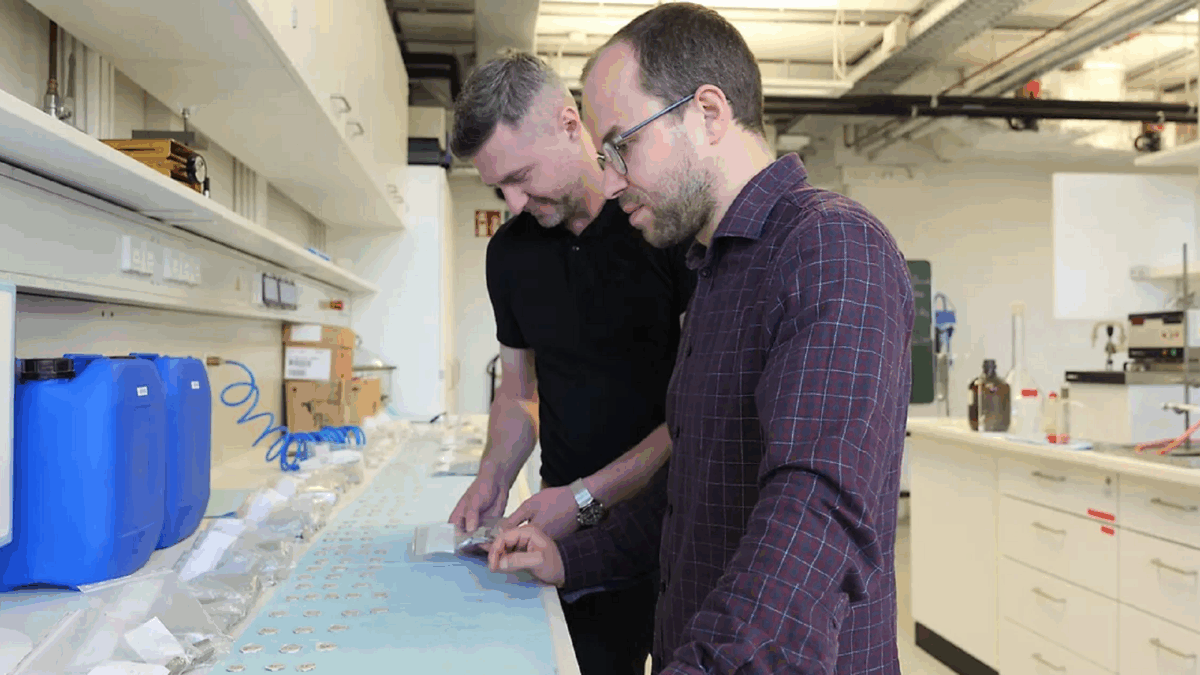 دو دانشمند آلمانی درحال بررسی چرخ آلومینیومی