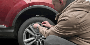 یک دانشمند درحال بررسی چرخ آلومینیومی