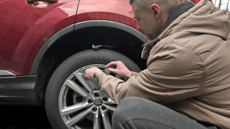 یک دانشمند درحال بررسی چرخ‌ آلومینیومی