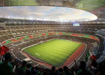 زمین و سکوهای جدید ورزشگاه Azteca را در حین برگزاری مسابقه فوتبال