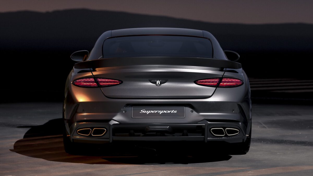 نمای کامل عقب Bentley Supersports با اسپویلر ثابت و اگزوز بزرگ