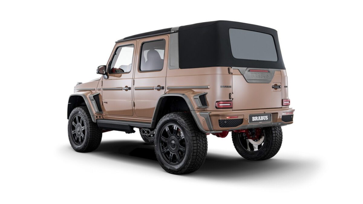 نمای عقب Brabus XL 800 روباز در شب با سقف بسته