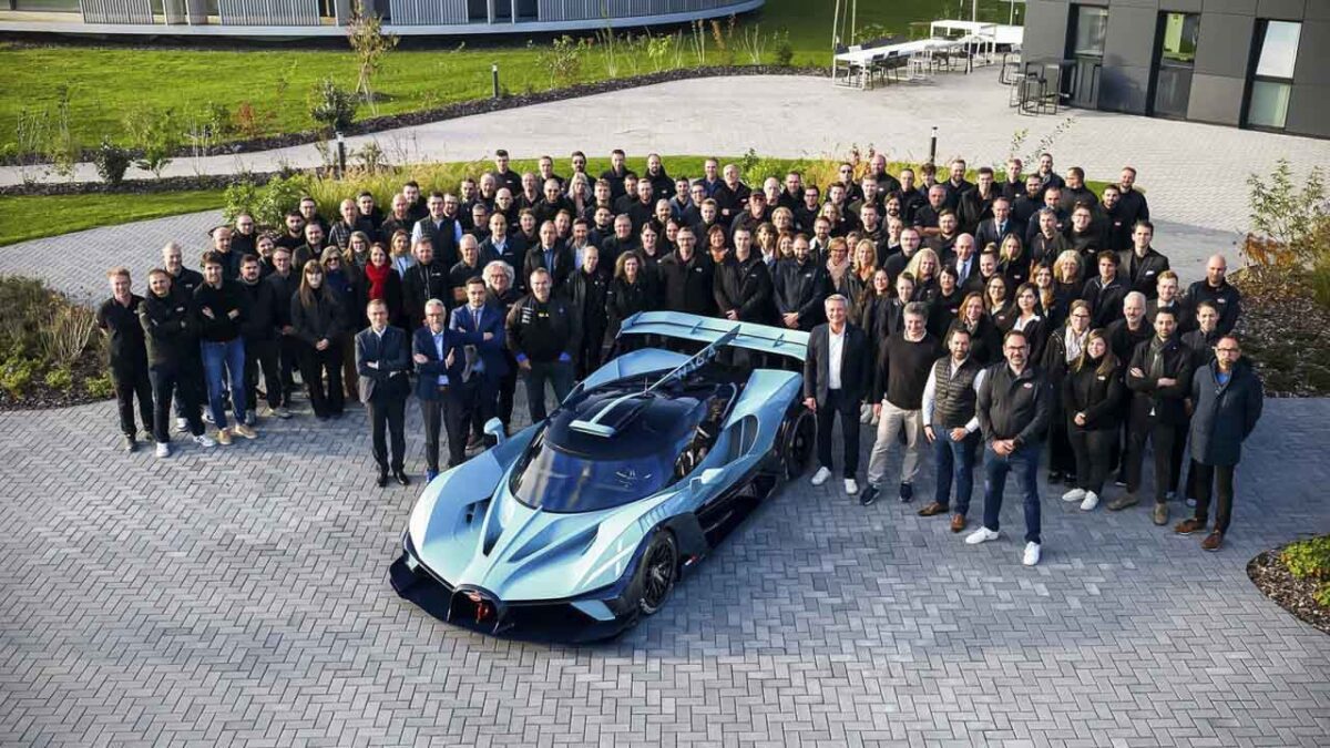 تیم بوگاتی کنار آخرین Bolide تولیدی