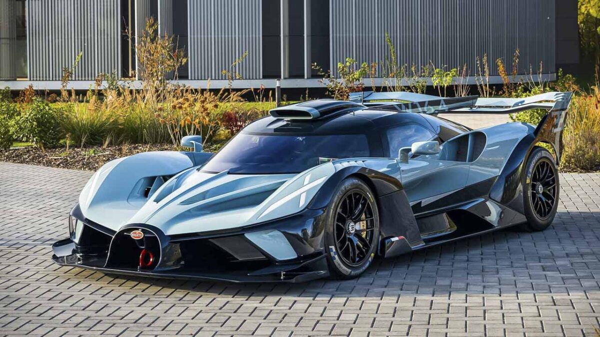 بوگاتی Bolide آبی در فضای باز