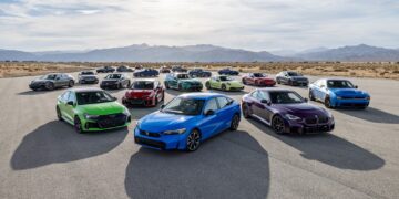 صفی از خودروهای مدرن رنگارنگ روی پیست باز در میان بیابان دیده می‌شود