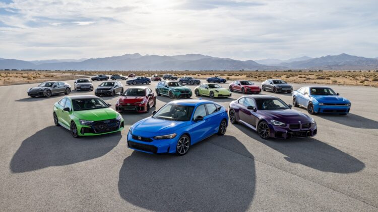 صفی از خودروهای مدرن رنگارنگ روی پیست باز در میان بیابان دیده میشود