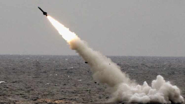 لحظه شلیک یک موشک JL-1 از درون دریا