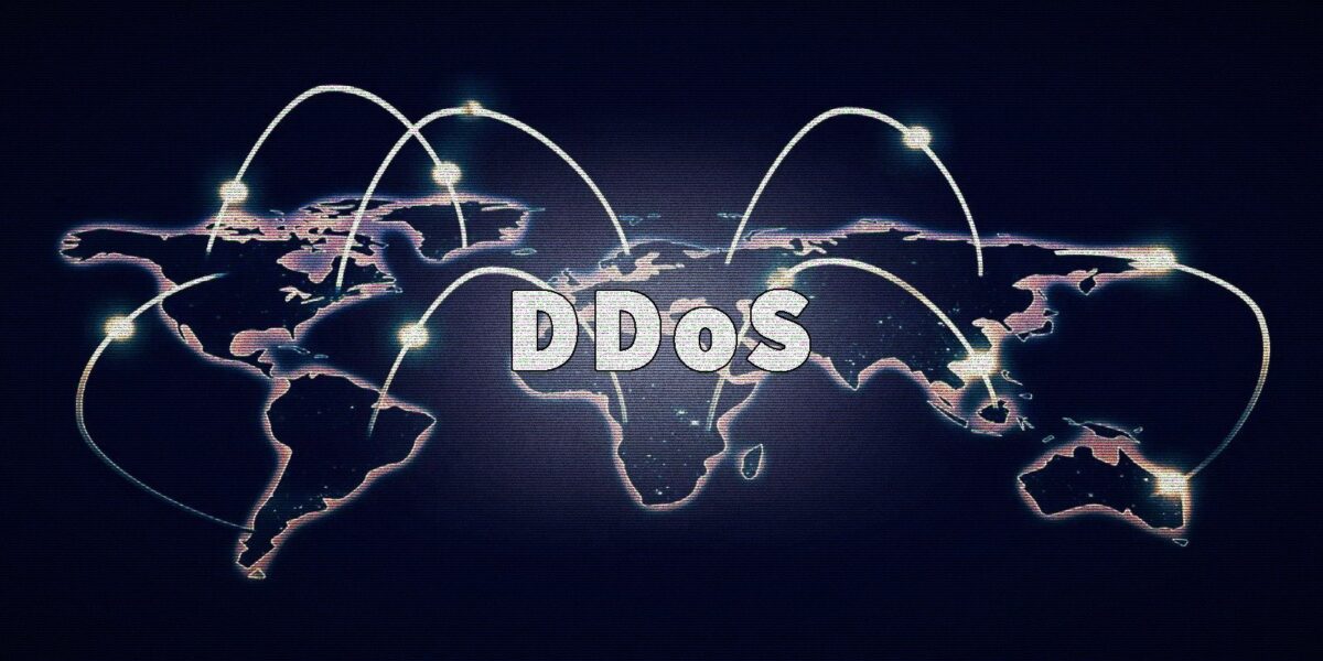 یک نقشه جهان با خطوط نورانی قوسدار که ارتباطات جهانی را نشان میدهند و متن "DDoS" در مرکز آن قرار دارد.