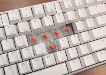 نمایی از صفحهکلید قابل شخصیسازی شرکت Cherry که دکمههای قابل جداسازی هستند