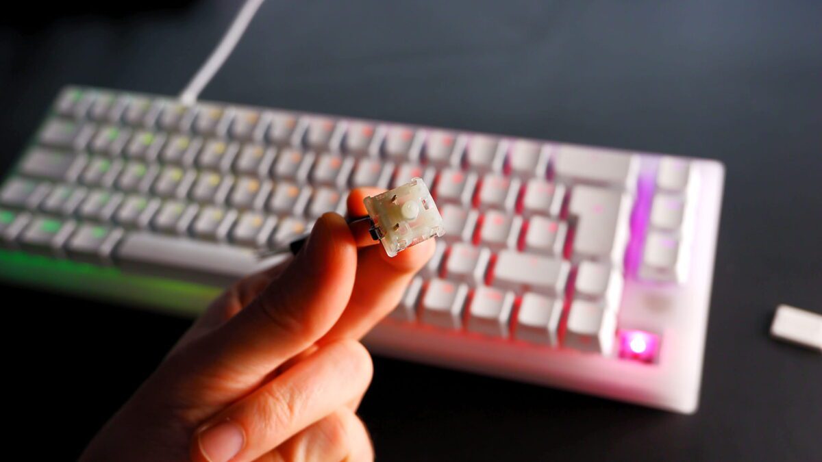 نمایی از صفحه‌کلید قابل شخصی‌سازی شرکت Cherry که دکمه‌های قابل جداسازی هستند