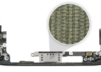 قسمت داخلی فریم گوشی (احتمالاً iPhone Air) که یک برش از پورت USB-C چاپ سه‌بعدی را نشان می‌دهد، با یک زوم میکروسکوپی در دایره‌ای که بافت مشبک را برجسته می‌کند.
