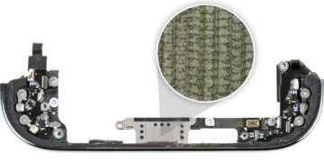 قسمت داخلی فریم گوشی (احتمالاً iPhone Air) که یک برش از پورت USB-C چاپ سه‌بعدی را نشان می‌دهد، با یک زوم میکروسکوپی در دایره‌ای که بافت مشبک را برجسته می‌کند.