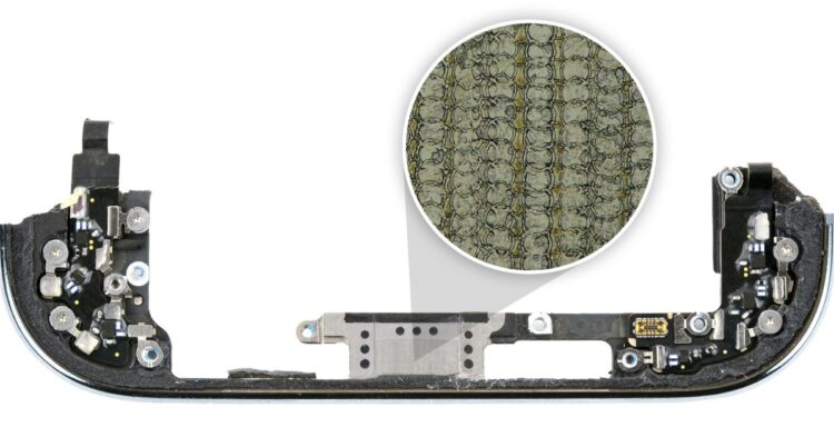 قسمت داخلی فریم گوشی (احتمالاً iPhone Air) که یک برش از پورت USB-C چاپ سه‌بعدی را نشان می‌دهد، با یک زوم میکروسکوپی در دایره‌ای که بافت مشبک را برجسته می‌کند.
