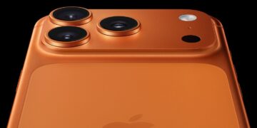 نمایی از پایین و پشت گوشی آیفون ۱۷ پرو نارنجی