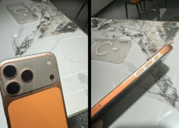 دو عکس از یک iPhone 17 Pro Max با فریم نارنجی رنگ و خورده شده که به دلیل آسیب دیدن از دستمال مرطوب به نظر میرسد، و یک قاب MagSafe شفاف در پسزمینه.