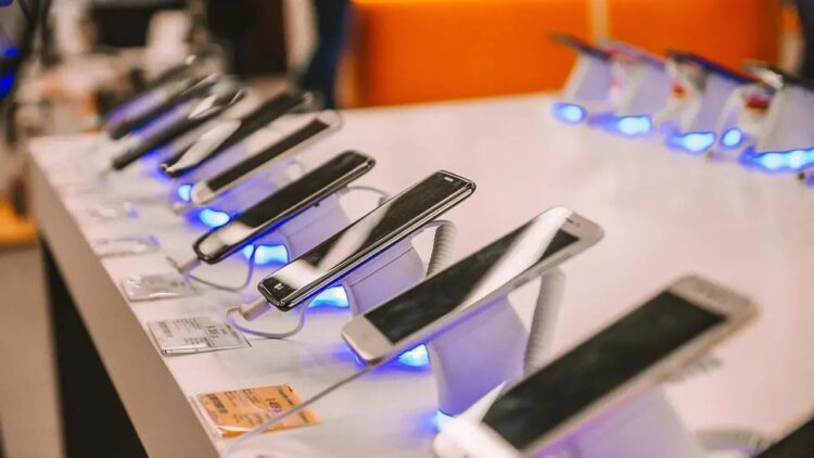 آخرین آمار واردات موبایل؛ رشد چشمگیر ورود گوشی مسافری