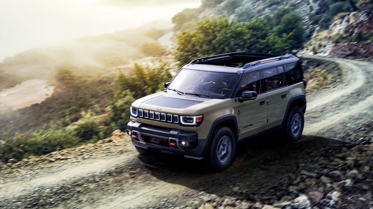 Jeep Recon خاکی در کوهستان