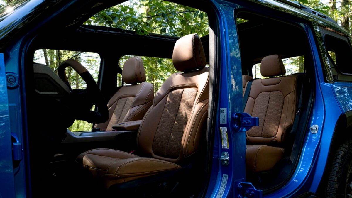 نمای جانبی صندلیهای Jeep Recon