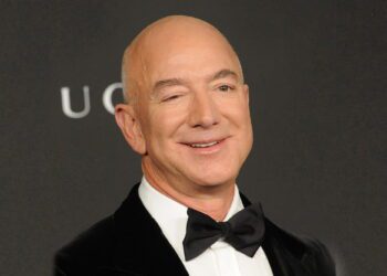 جف بزوس در پوشش رسمی کت و شلوار تاکسیدو