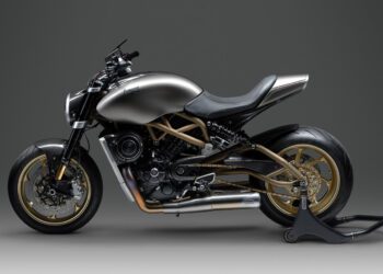 «نمای جانبی کامل Langen Lightspeed با موتور V-twin، شاسی space frame و رینگهای طلایی آلومینیومی