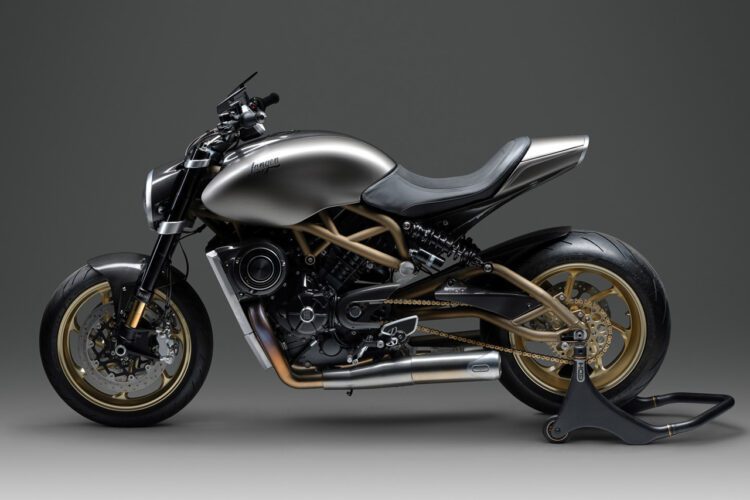 «نمای جانبی کامل Langen Lightspeed با موتور V-twin، شاسی space frame و رینگهای طلایی آلومینیومی