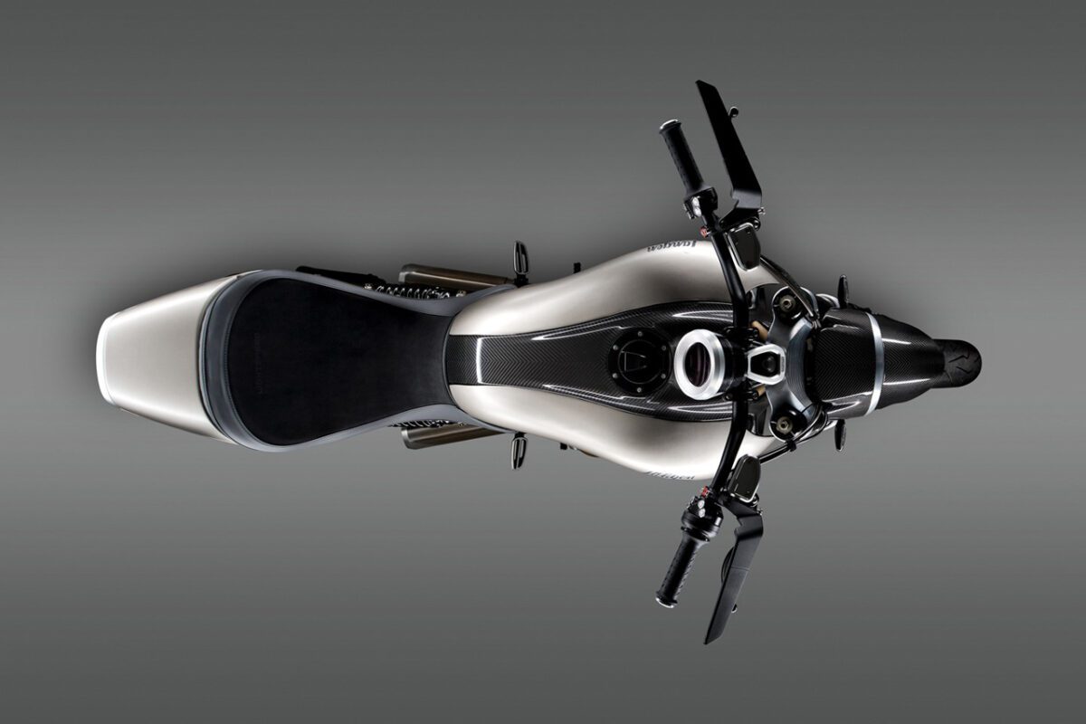 «نمای از بالا از موتورسیکلت Langen Lightspeed با باک باریک، زین بلند و هندسه اسپرت فرمان