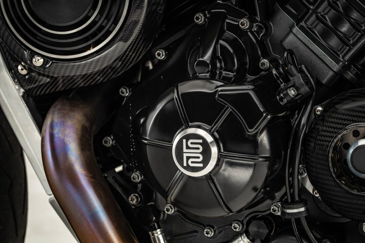 نمای سهچهارم جلو از Langen Lightspeed با چراغ گرد LED، رینگ طلایی و دوشاخ Öhlins