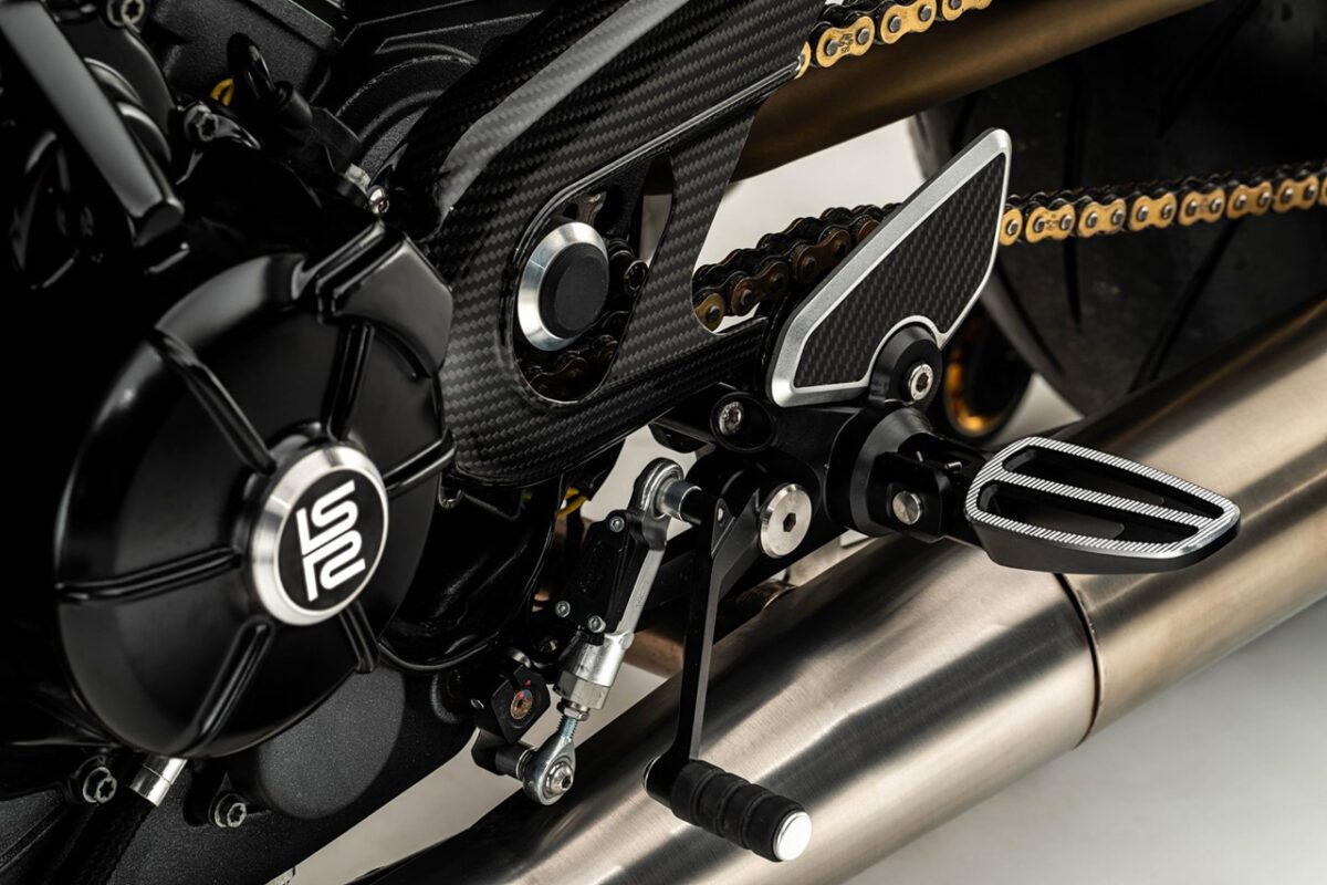 نمای نزدیک از مجموعه پدال و زنجیر Langen Lightspeed همراه با قطعات CNC و محافظ فیبرکربن