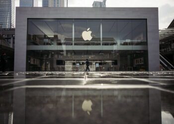 تصویری از ورودی یکی از نمایندگیهای فروش اپل با لوگوی معروف این شرکت در مرکز ساختمان