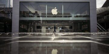 تصویری از ورودی یکی از نمایندگی‌های فروش اپل با لوگوی معروف این شرکت در مرکز ساختمان