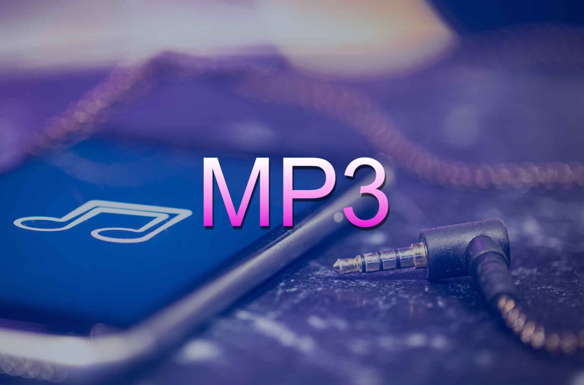 متن بزرگ "MP3" در مرکز یک تصویر با پس‌زمینه بنفش و تاریک که کابل هدفون و یک گوشی هوشمند را نشان می‌دهد.