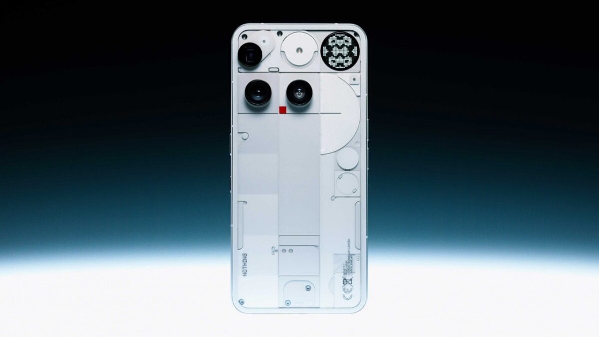 از نظر سختافزار، Nothing Phone 3 با پردازنده سری بالای اسنپدراگون عرضه شده و در اجرای برنامههای سنگین، مولتیتسکینگ و بازیهای گرافیکی عملکرد فوقالعادهای دارد.