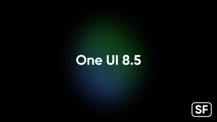 اسکرین‌شاتی با متن "One UI 8.5" در مرکز و پس‌زمینه‌ای تیره با نورهای سبز و آبی محو.