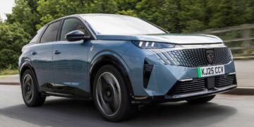 نمای سه‌ربع جلوی پژو E5008 GT Premium جدید در حال حرکت روی جاده، با طراحی جلوپنجره بزرگ و چراغ‌های باریک LED.